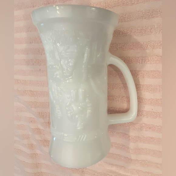 EUC 2 VTG 1960’S  FEDERAL WHITE MILK GLASS STEIN MUGS WITH EMBOSSED PUB SCENE - Picture 8 of 11
